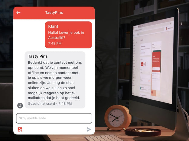 Een afbeelding van de backoffice van de bedrijfseigenaar in de avond. Er staat een chatvenster open met de melding dat live chatten niet mogelijk is. Shopify Inbox legt e-mailadressen en telefoonnummers vast, zodat de bedrijfseigenaar later alsnog contact kan opnemen.